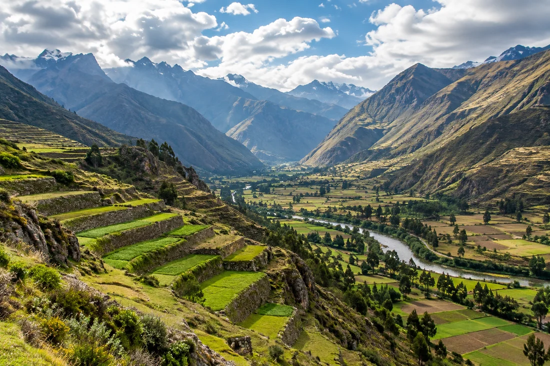 Un valle andino de terrazas y montañas, imagen de inspiración
